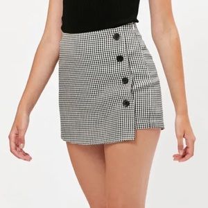 Kendall and Kylie houndstooth skort